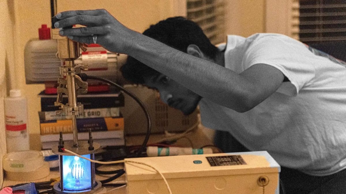 عبقرية شبابية: طالب ثانوي يبني مفاعل اندماج نووي يعمل بكفاءة في غرفة نومه بتكلفة 2000 دولار فقط!